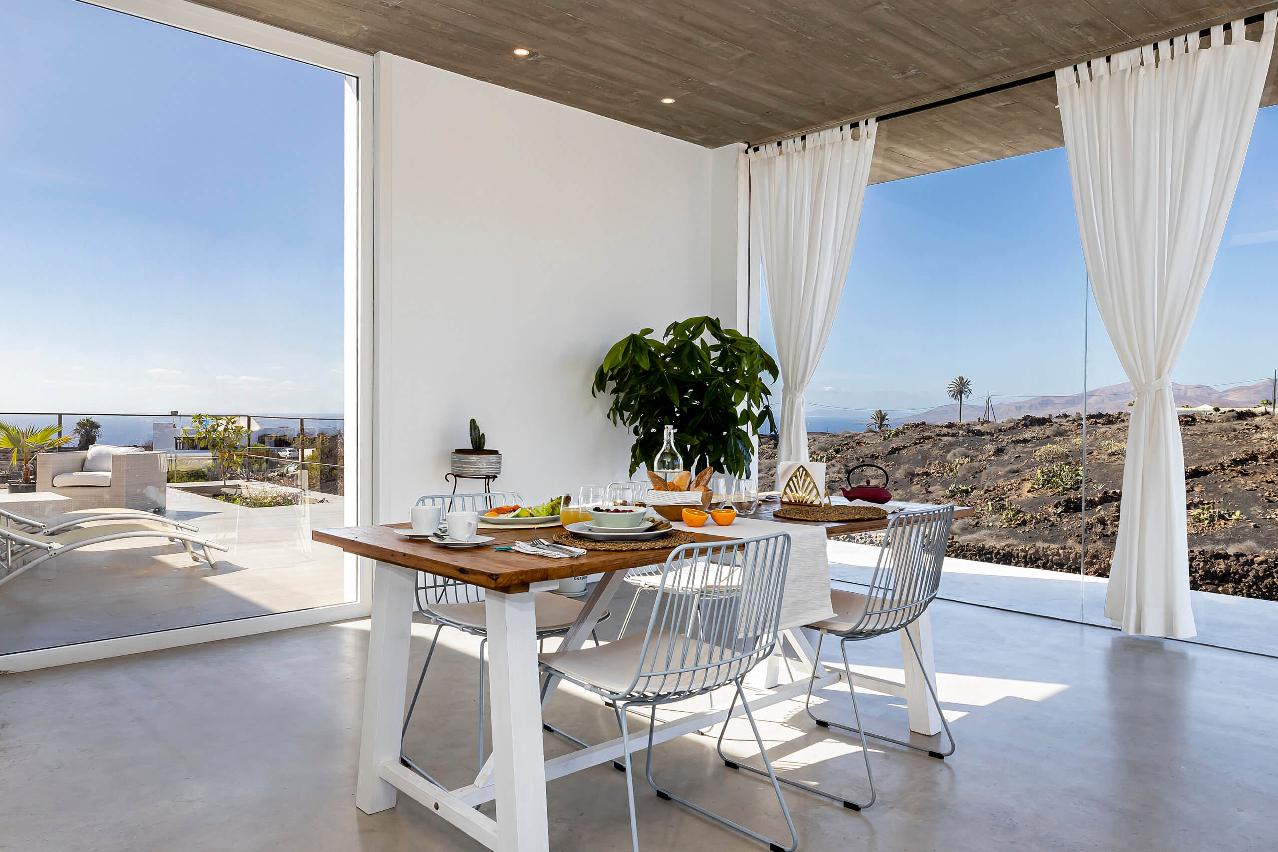 Finca el Rincón de Lanzarote | Mesa comedor vistas ventanal